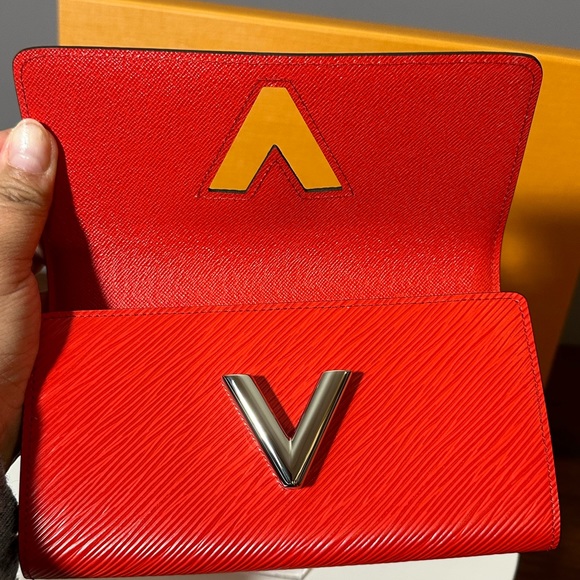 Louisa Vuitton twist lock epi leather long wallet. SOLD OUT COLOR - Picture 9 of 16